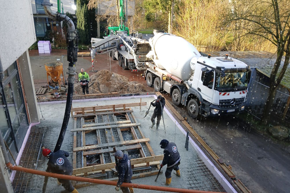 Betonmischer und -pumpe für das Fundament